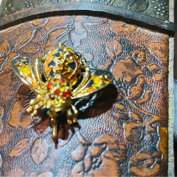 RARE! Joan Rivers “Fall Bee” Signed With Crystals & high quality enamel! - Picture 7 of 16